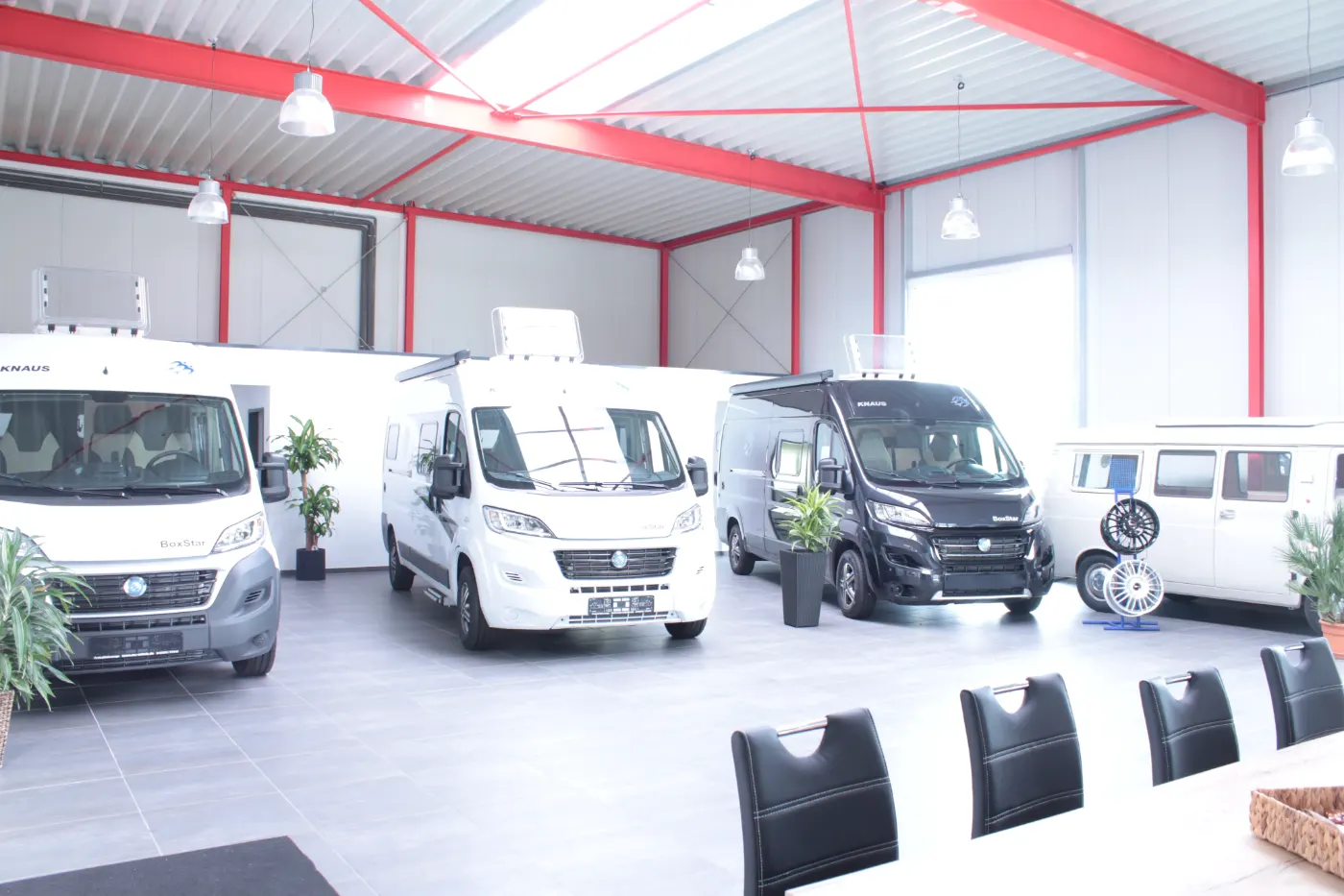 Fahrzeughalle mit Wohnmobilen und Wohnwagen beim Knaus-Tabbert-Servicepartner in Lage