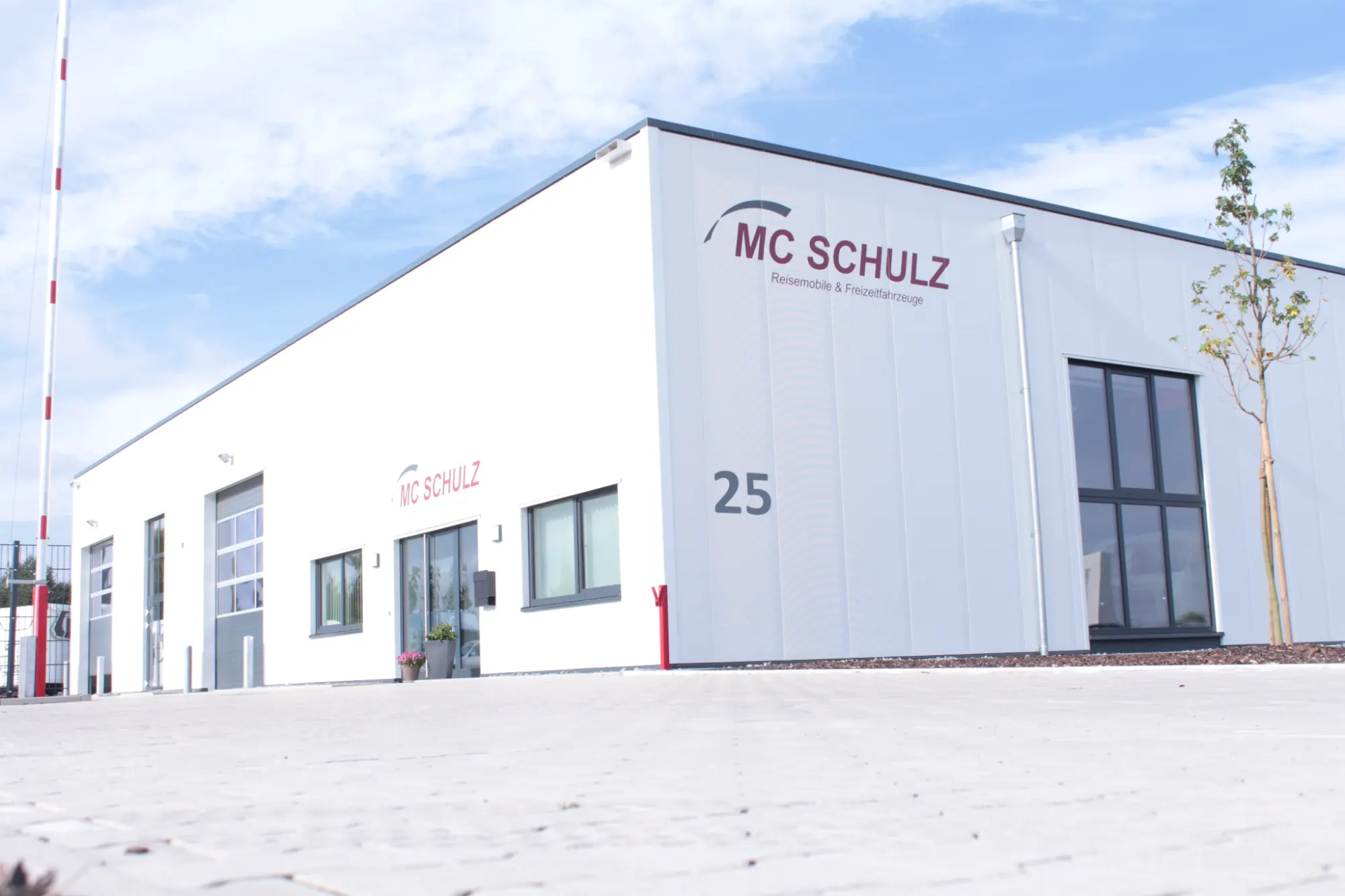 Firmengebäude von MC Schulz und MCS Reisemobil Fachwerkstatt an der Daimlerstraße 25 in Lage (Lippe)