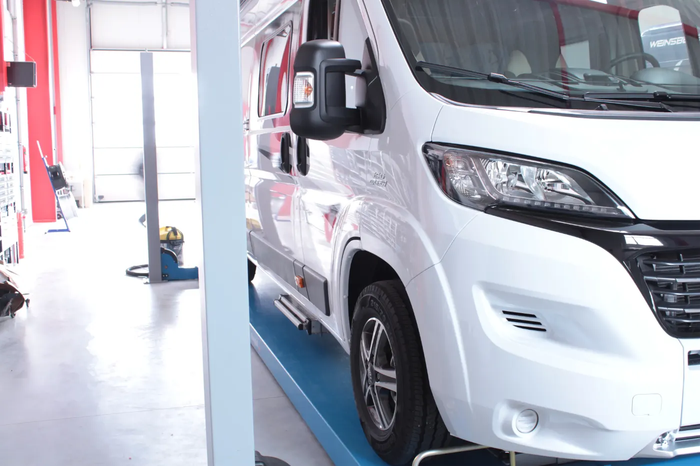 Dichtheitsprüfung an einem Reisemobil auf der Hebebühne in der Werkstatt in Lage